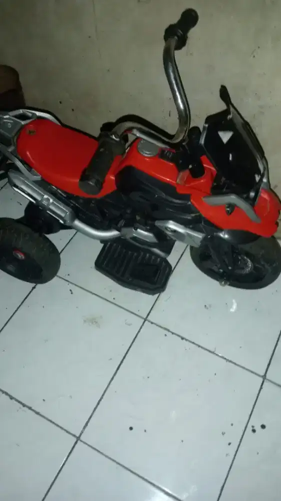 Motor motoran aki anak 
Kondisi second apa ada nya masih bagus