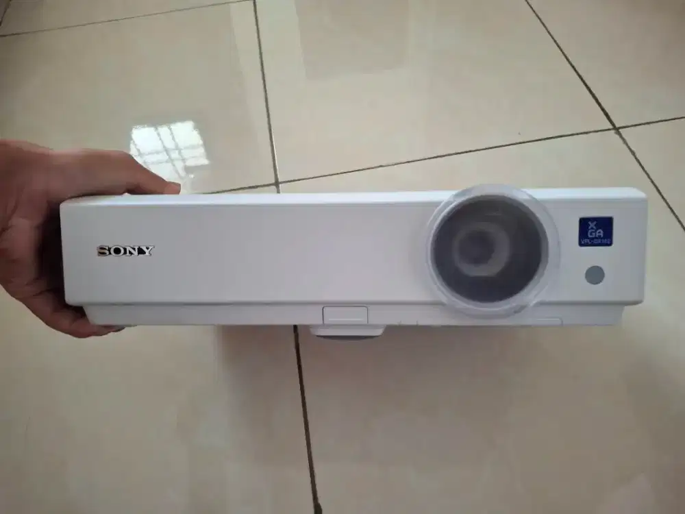 Proyektor merk sony vpl-dx142
