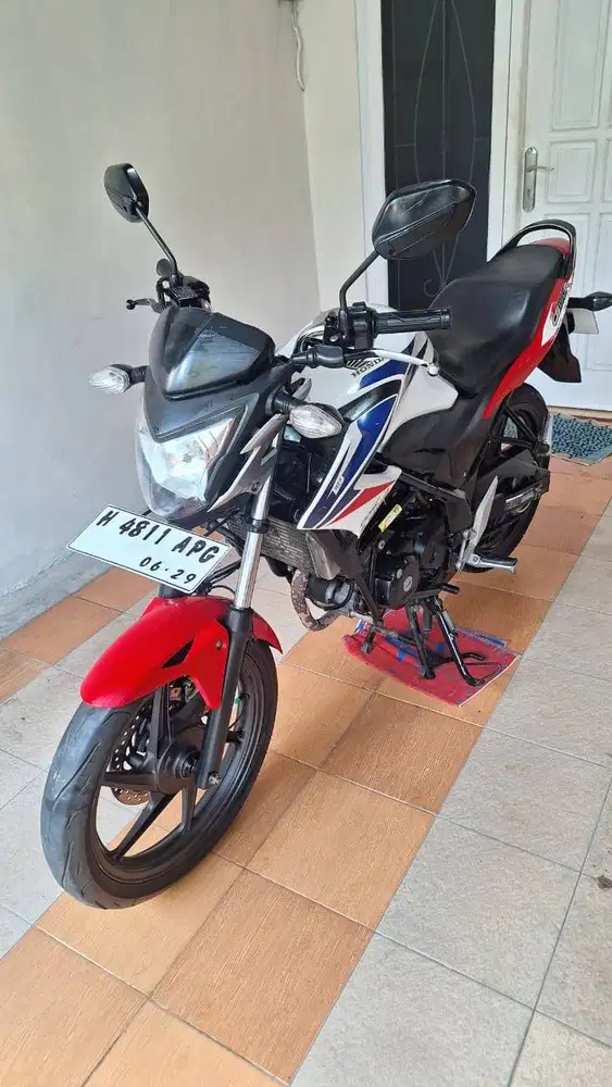 Honda CB150R, putih merah, sport, jarang dipakai