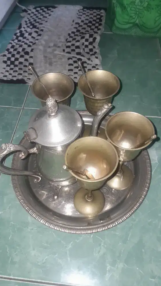 teko dan gelas emas ala india