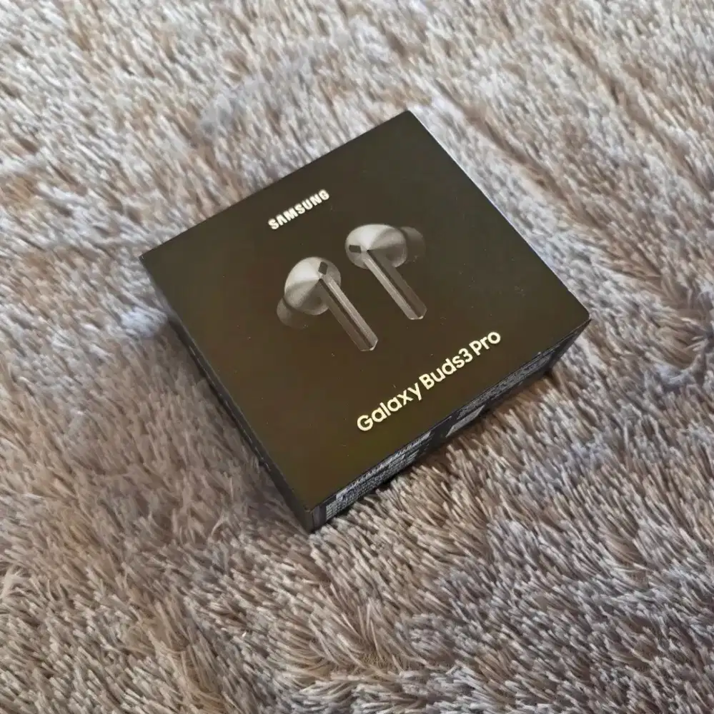 Samsung Buds 3 pro open for check