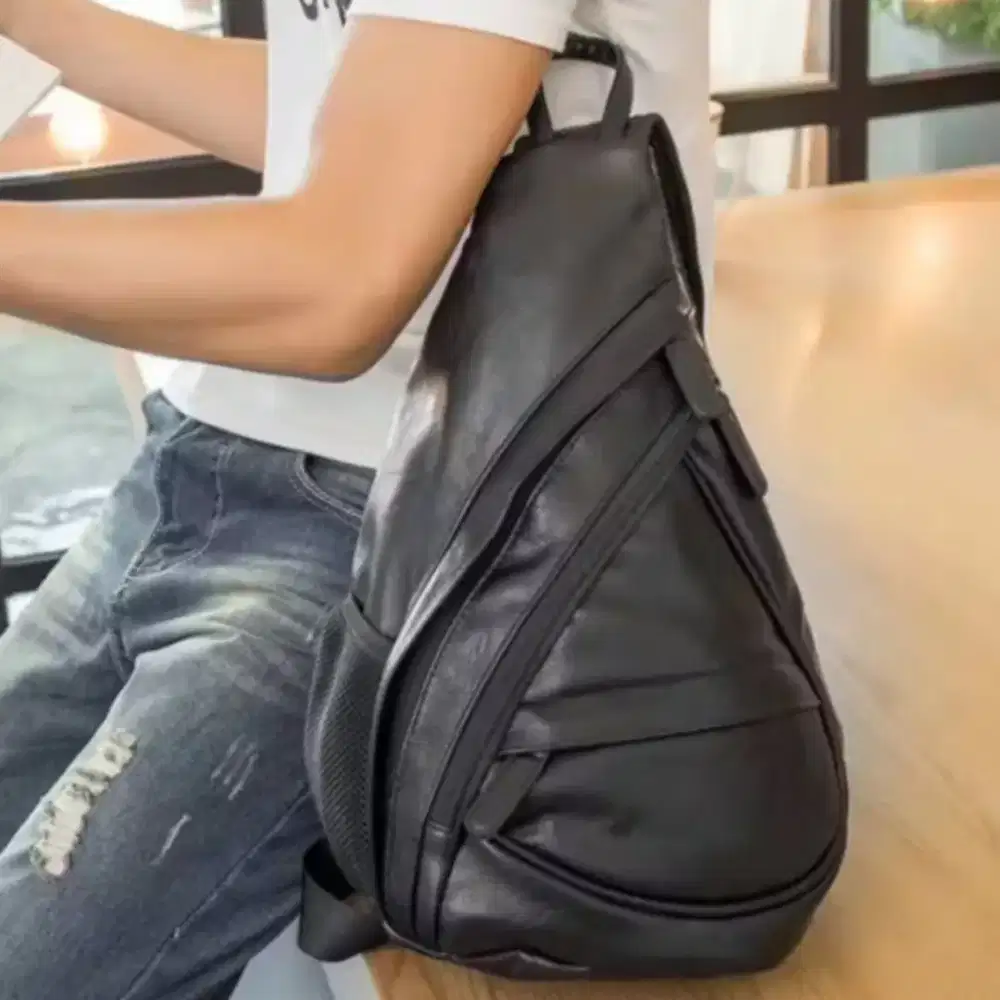 Tas Kulit Hitam Selempang