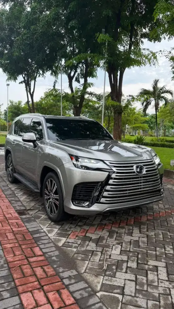 LEXUS LX600 7 SEAT LIKE NEW SUPER LOW KM