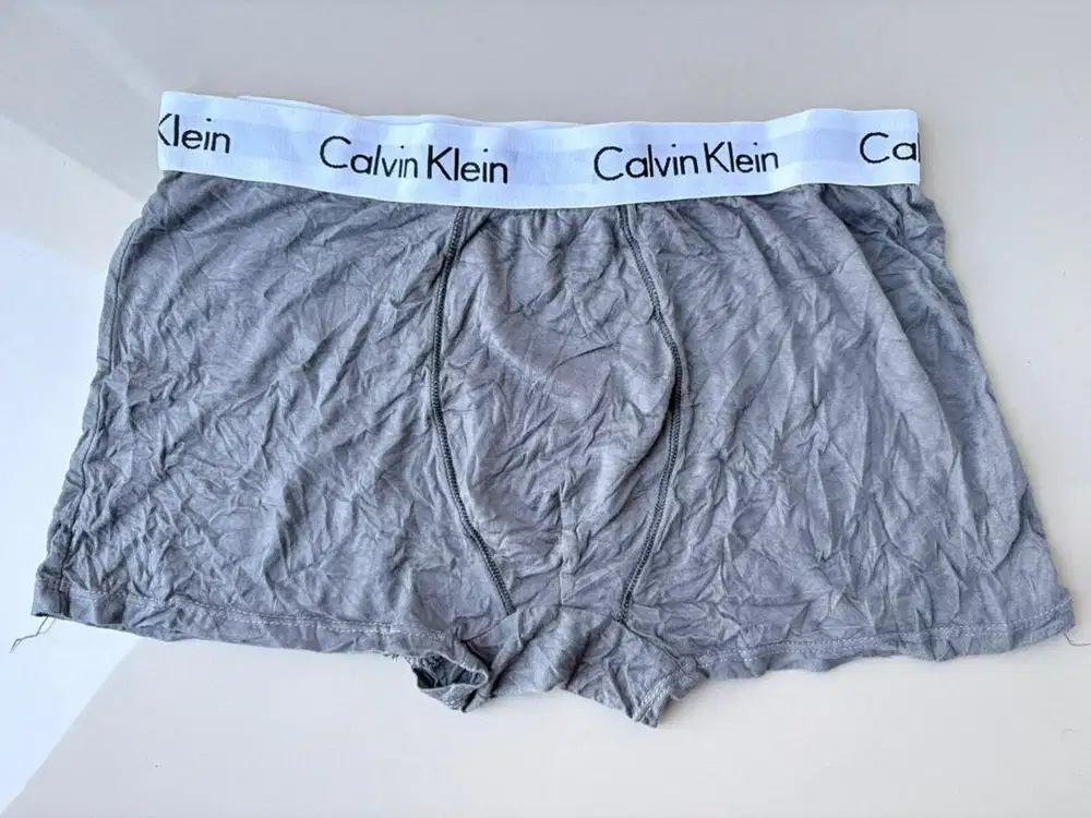 celana dalam boxer Calvin Klein CK abu tua (M), karet aman