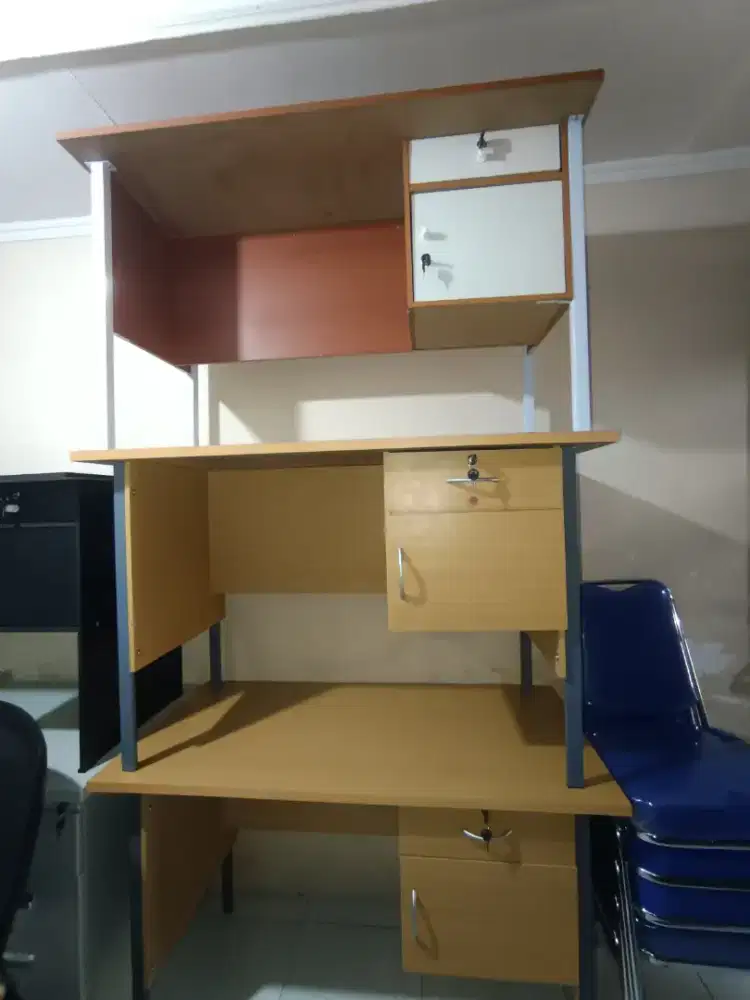 Promo cuci gudang meja kantor 1/2 biro kaki besi