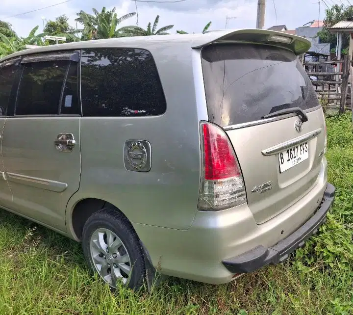 Toyota Kijang Innova 2011 Bensin