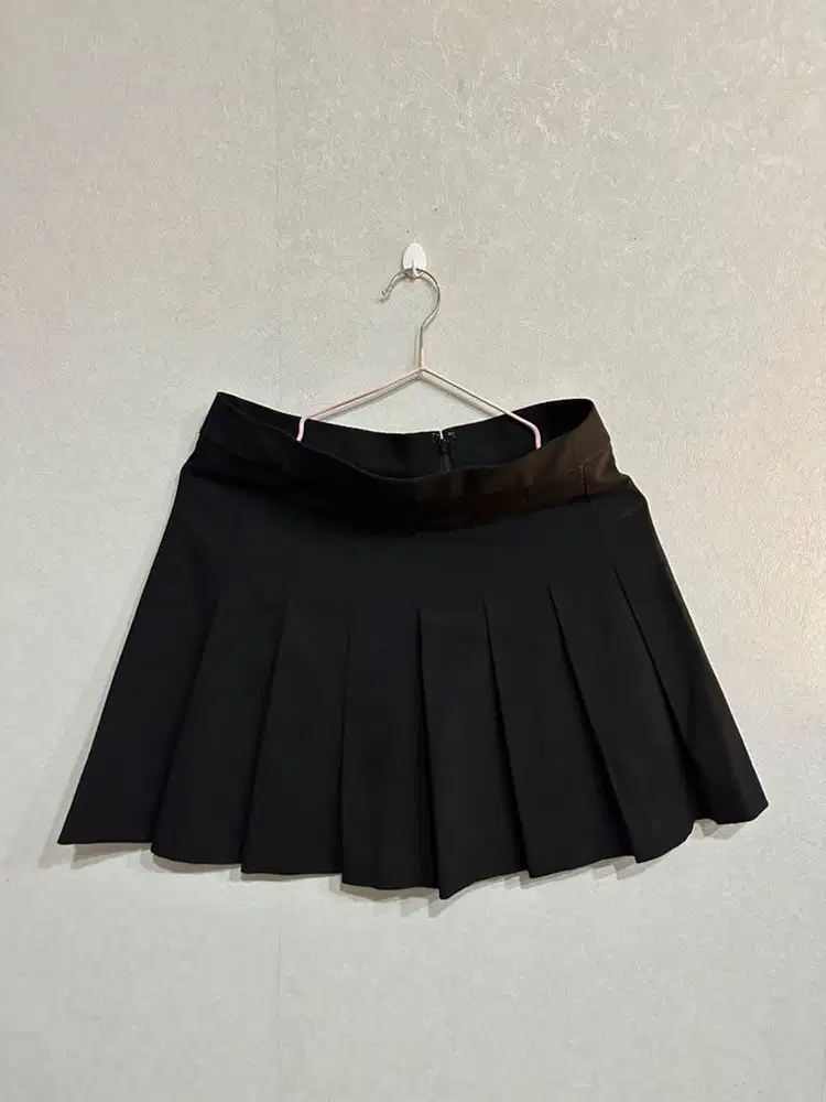 Rok Hitam Uniqlo