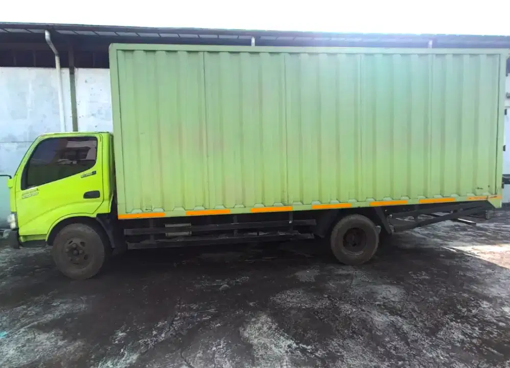 Dijual truk bok Hino 6 roda long cdd 136HDL box besi 2023