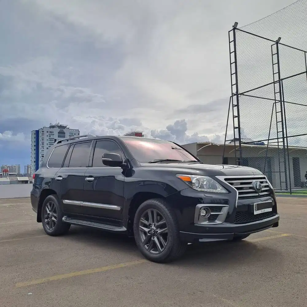 Lexus LX570 Mark Levinson Facelift 2013 AT (Top Condition)