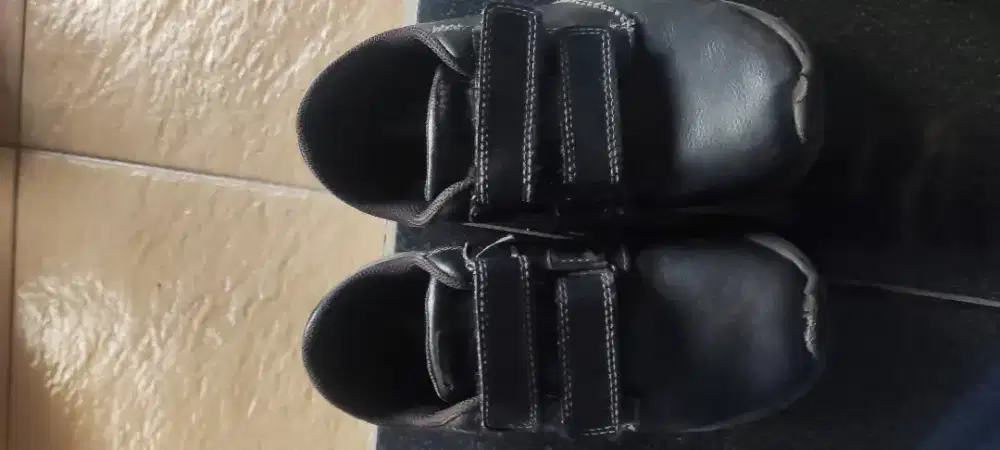 Sepatu hitam anak