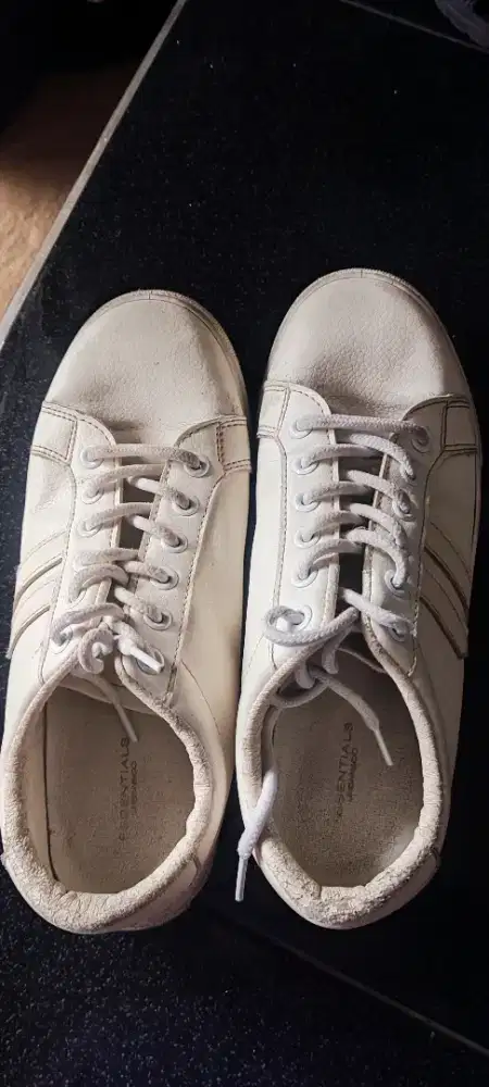 Sepatu wanita putih