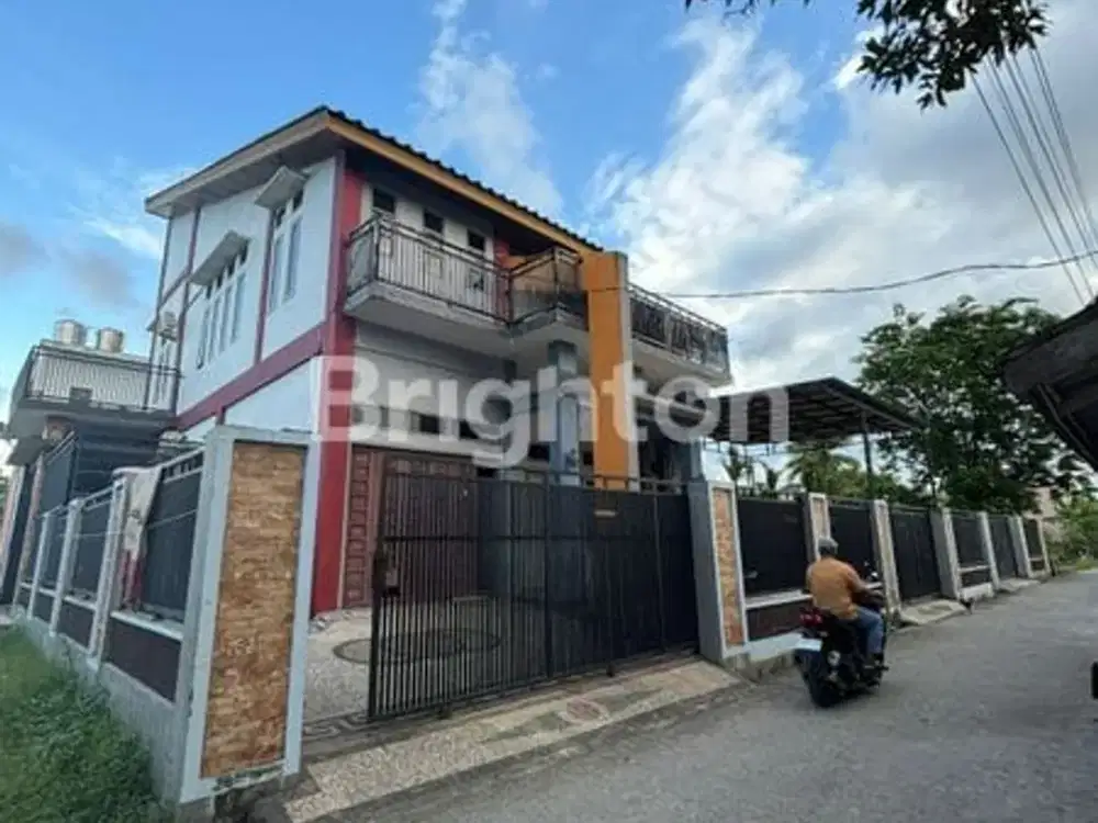 RUMAH CANTIK TIGA LANTAI DI KAWASAN BATAKAN