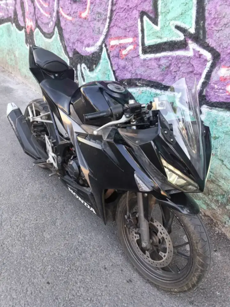 Honda CBR 150R Hitam 2016