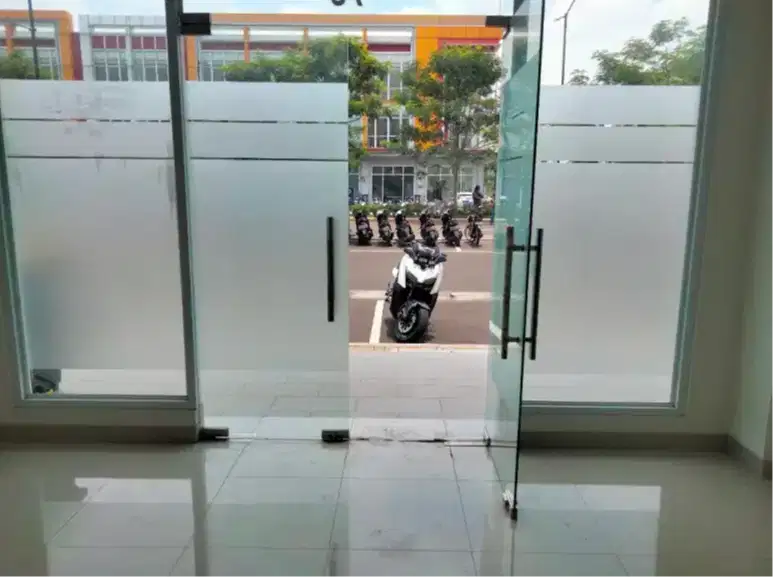 Dekorasi sticker kaca film perumahan gedung bangunan etalase stiker