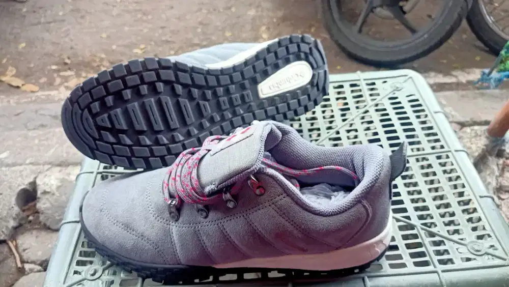 Sepatu pria Columbia size 43 abu
