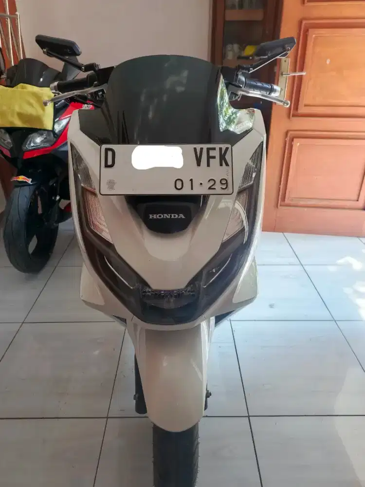 Honda PCX 160 putih ABS