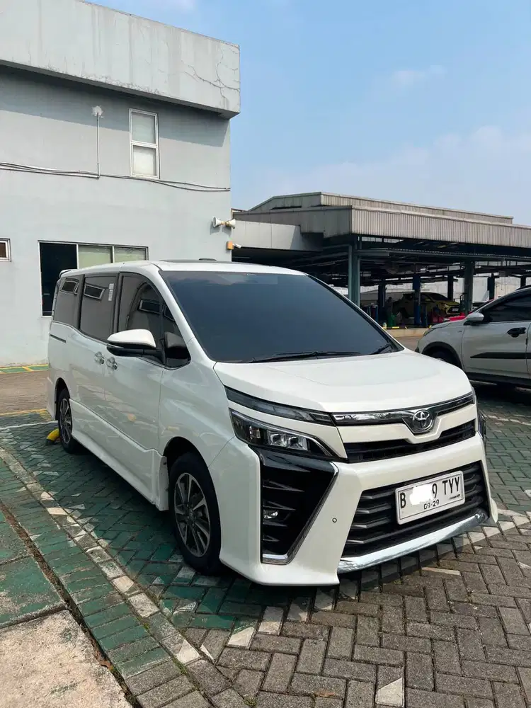 Voxy 2.0 AT Putih Istimewa Low KM