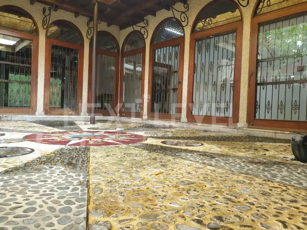 Dijual rumah klasik model spanyol di taman jemursari