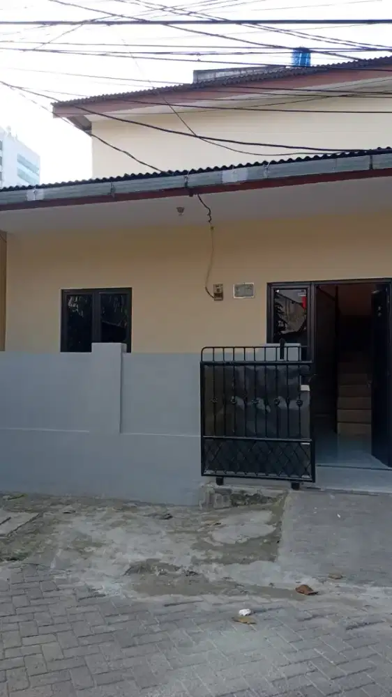 Disewakan Tahunan Rumah 1 1/2 Lantai