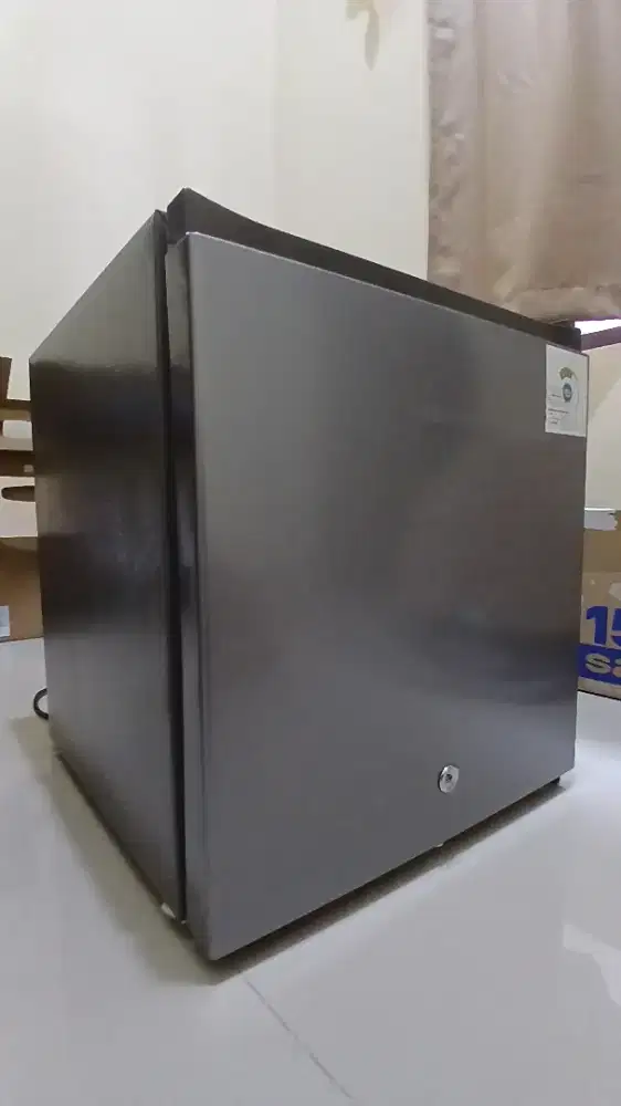 Kulkas Mini HISENSE (Kondisi masih mulus)