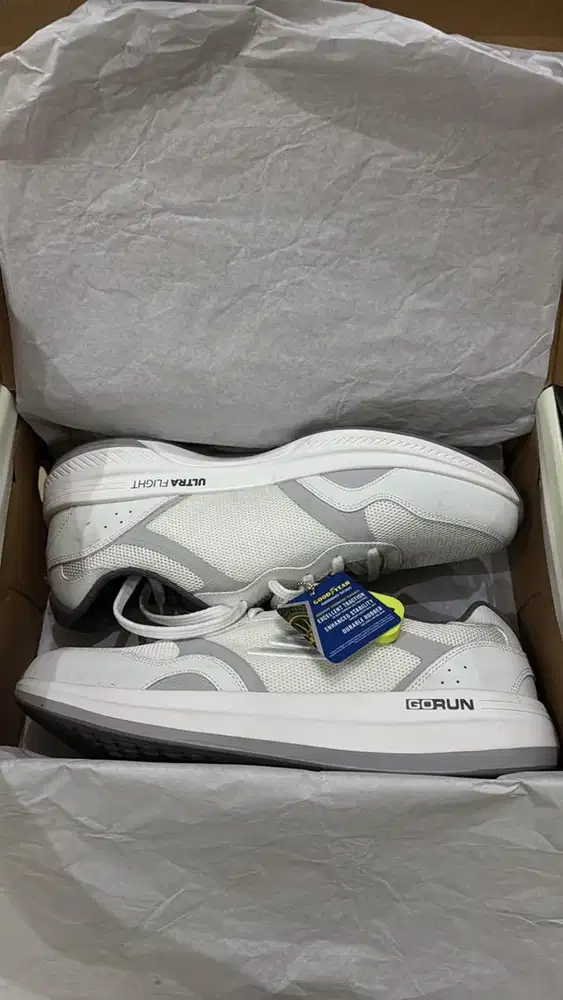 Sepatu lari pria/cewek Skechers Go Run Pulse berwarna putih