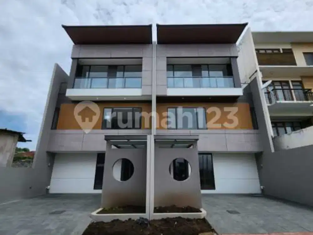 Rumah 3 Lantai Setraduta Lavida Baru Hanya dengan Kolam Renang