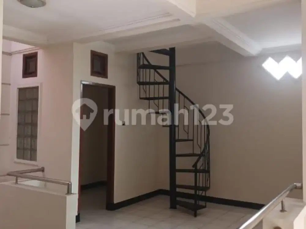 Disewakan Rumah 2 Lantai di Antapani