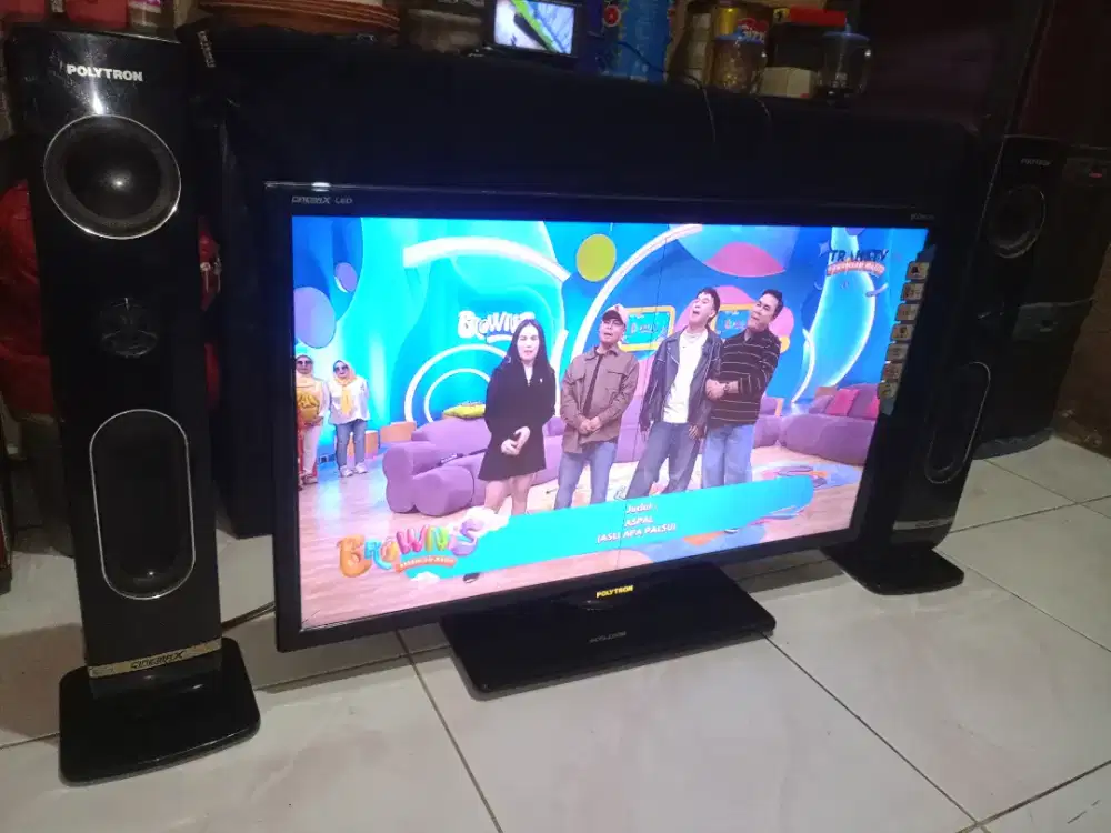TV LED POLYTRON 32 INCH MINUS GARIS 2 DITENGAH LAYAR NYA.