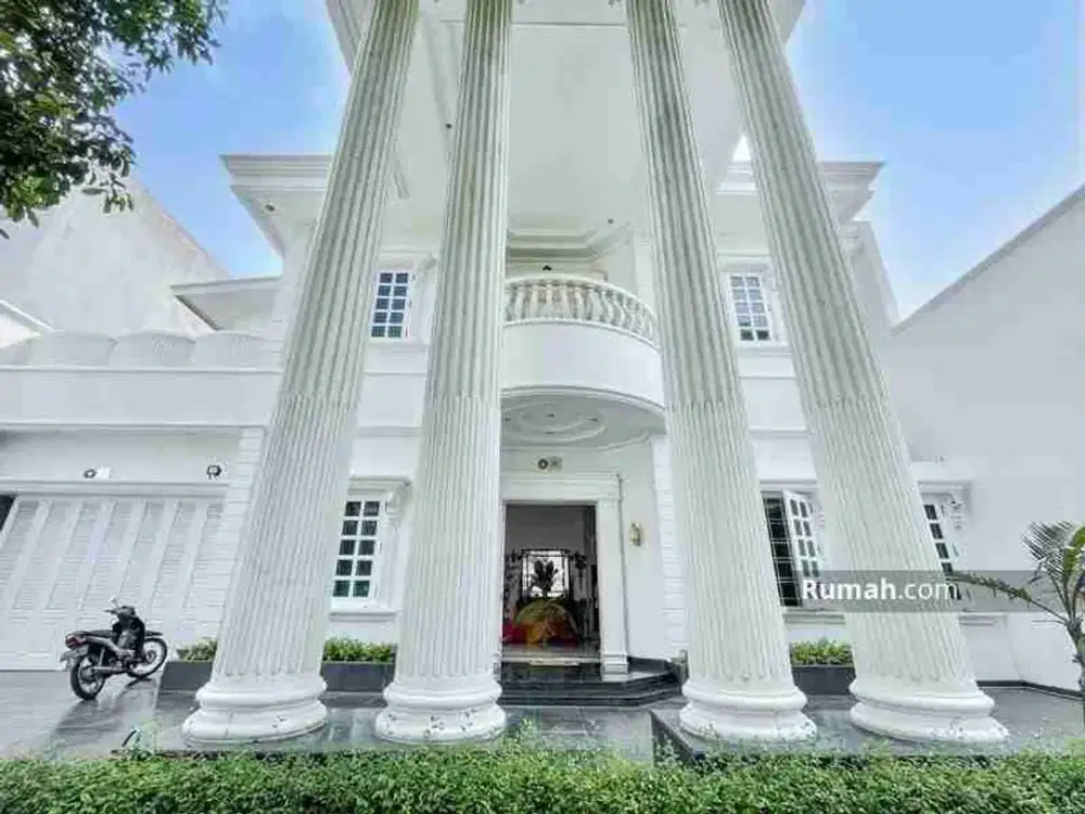 Rumah putih 2 lantai di menteng jakarta pusat
