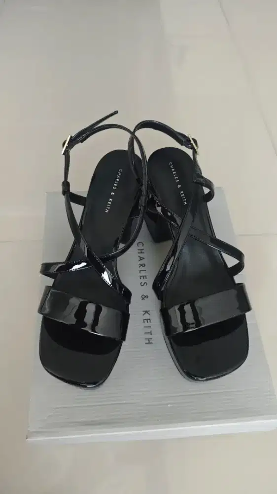Sepatu wanita Charles and Keith