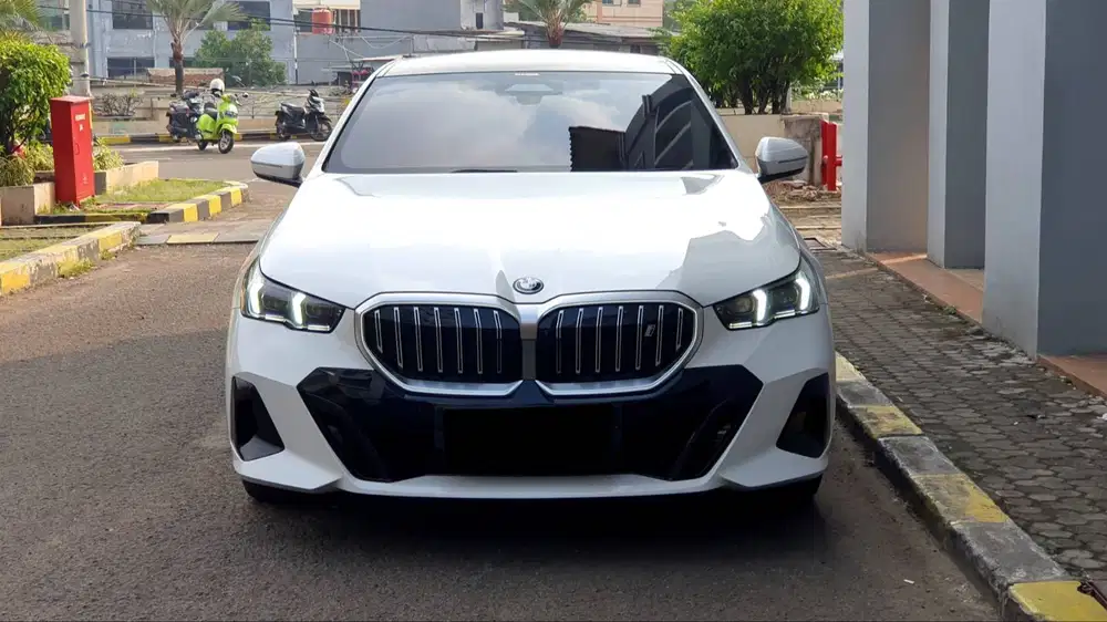BMW i5 eDrive 40 eDrive40 M-Sport Sedan White On Brown 2025 NIK 2024