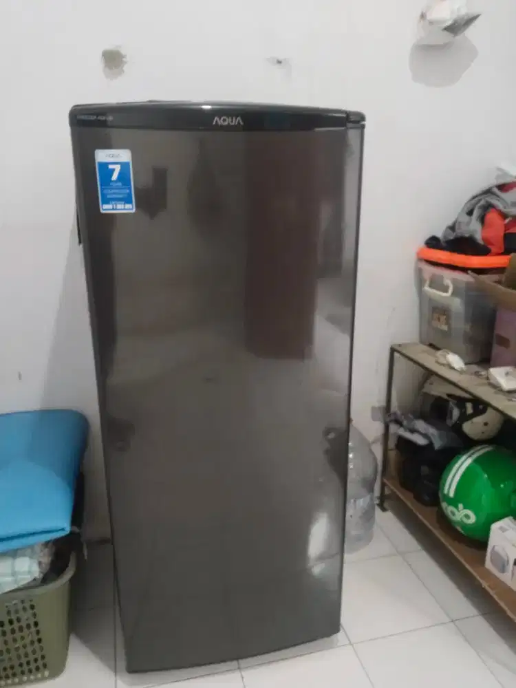 Di jual cepat butuh uang kulkas freezer merk Aqua