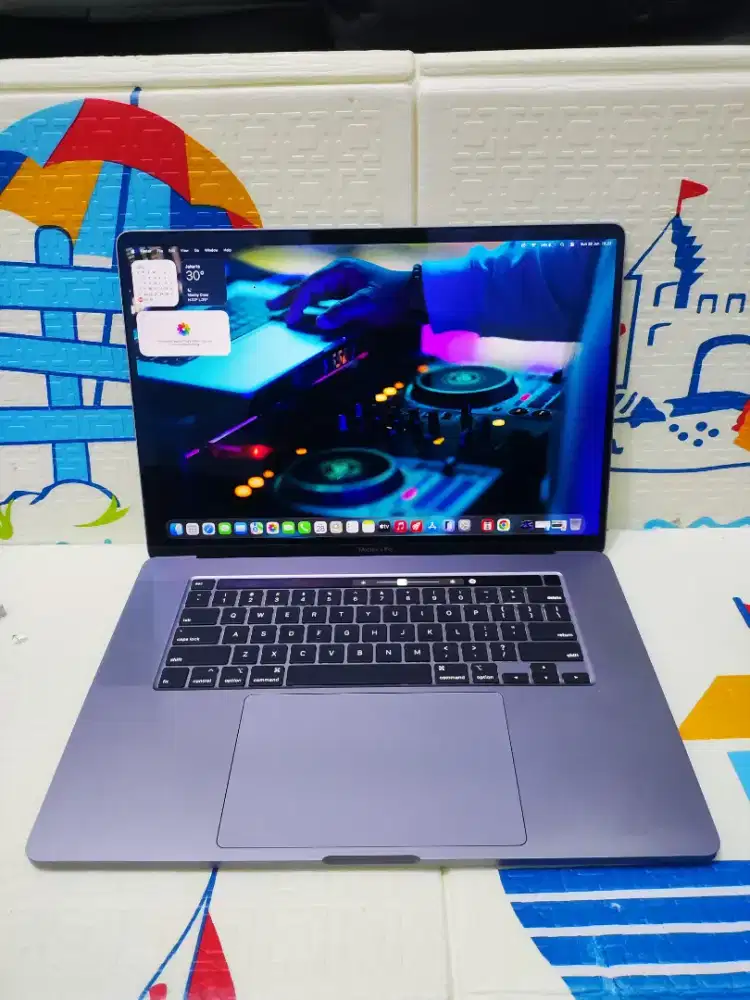 MacBook Pro 2019 Touchbar Core i9
VGA AMD 4GB
Ram 16GB
SSD 1TB