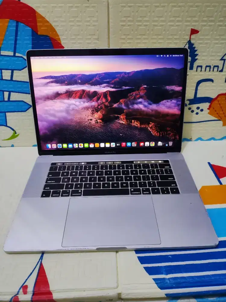 MacBook Pro retina 15 inch 2017 Touchbar Core i7

Ram 16 GB
SSD 256 GB