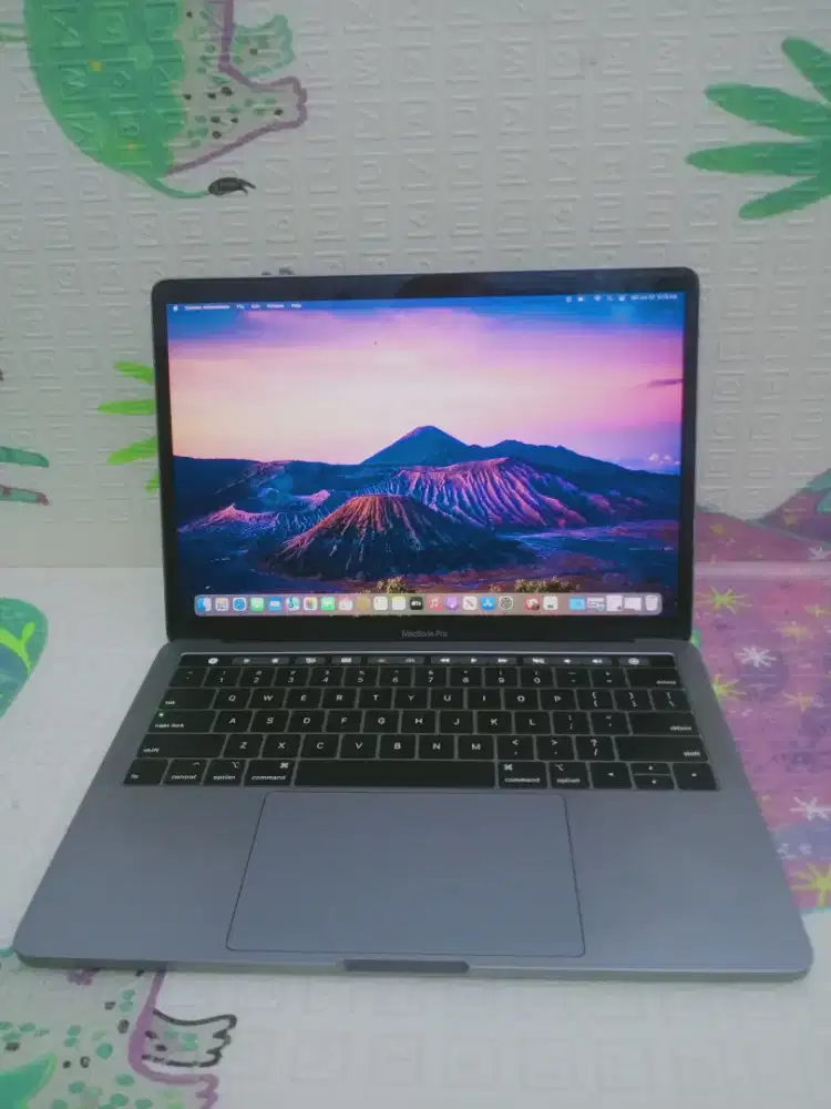 MacBook Pro Retina 13in 2019 TouchBar
Intel core i5
Ram 8 GB
SSD 128GB