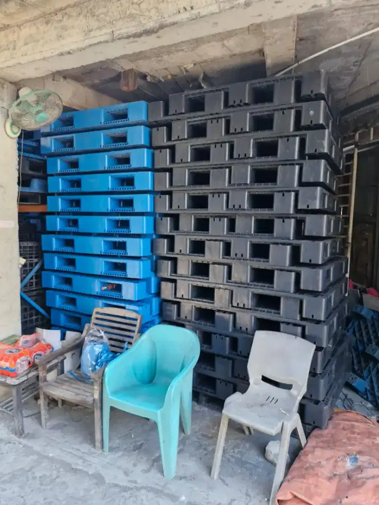 Pallet plastik bekas untuk distribusi