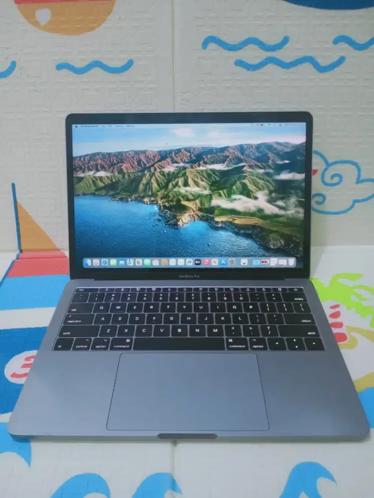 MacBook Pro 13in 2017 
keyboard Nyala
Intel core i5
Ram 16GB
SSD 256GB