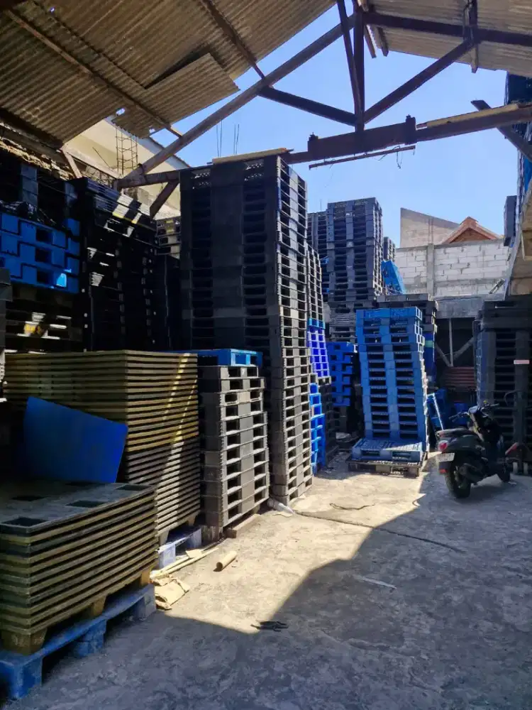 Pallet plastik second untuk penyimpanan