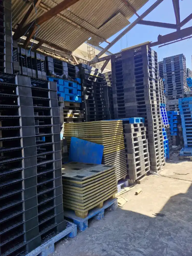 Pallet plastik bekas kondisi bagus gudang