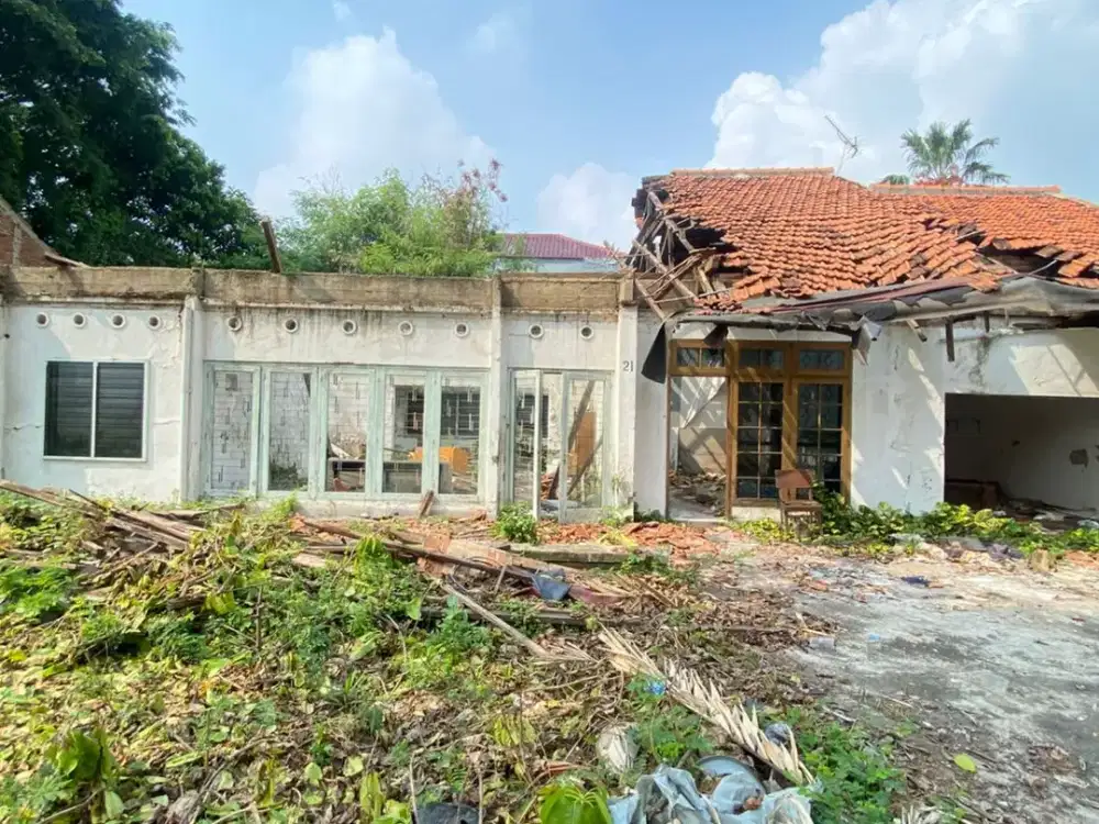 Murah !! DIJUAL TANAH DIATASNYA MASIH ADA SISA BANGUNAN POSISI HOOK DI PEREMPATAN