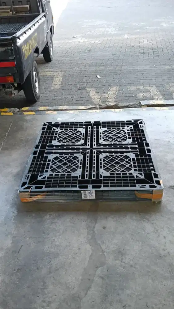 Pallet plastik bekas siap angkut