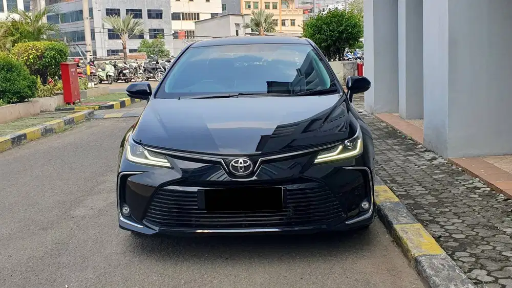 Toyota Corolla Altis 1.8 V AT Hitam Metalik NIK 2023 Like New Low KM