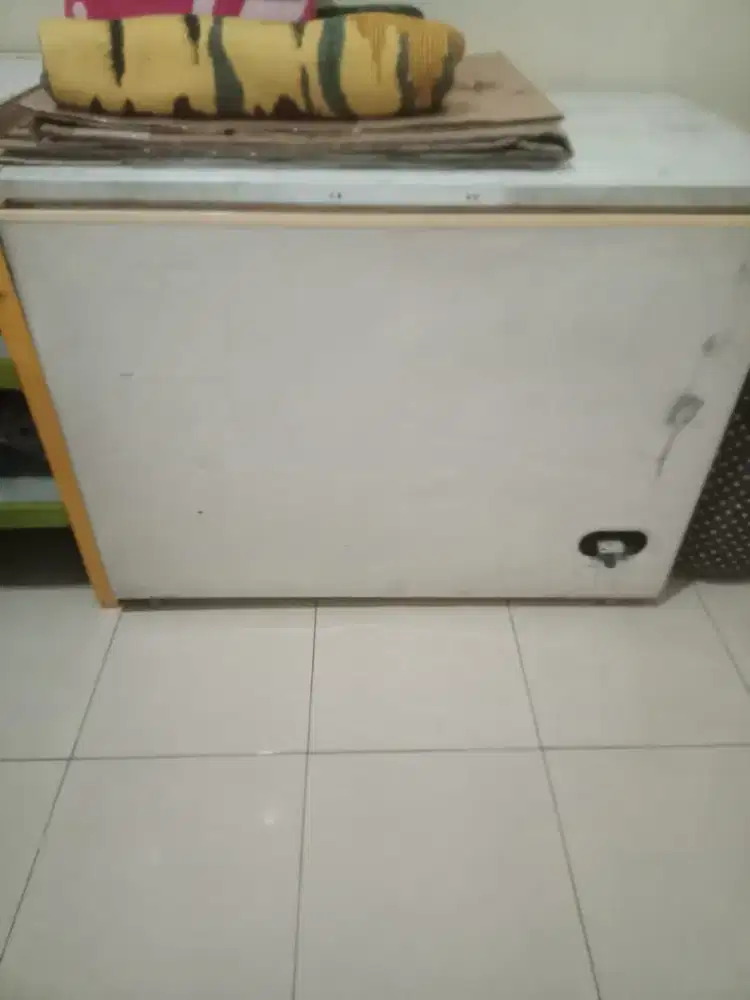 dijual aja freezer bekas, udah ga dipake