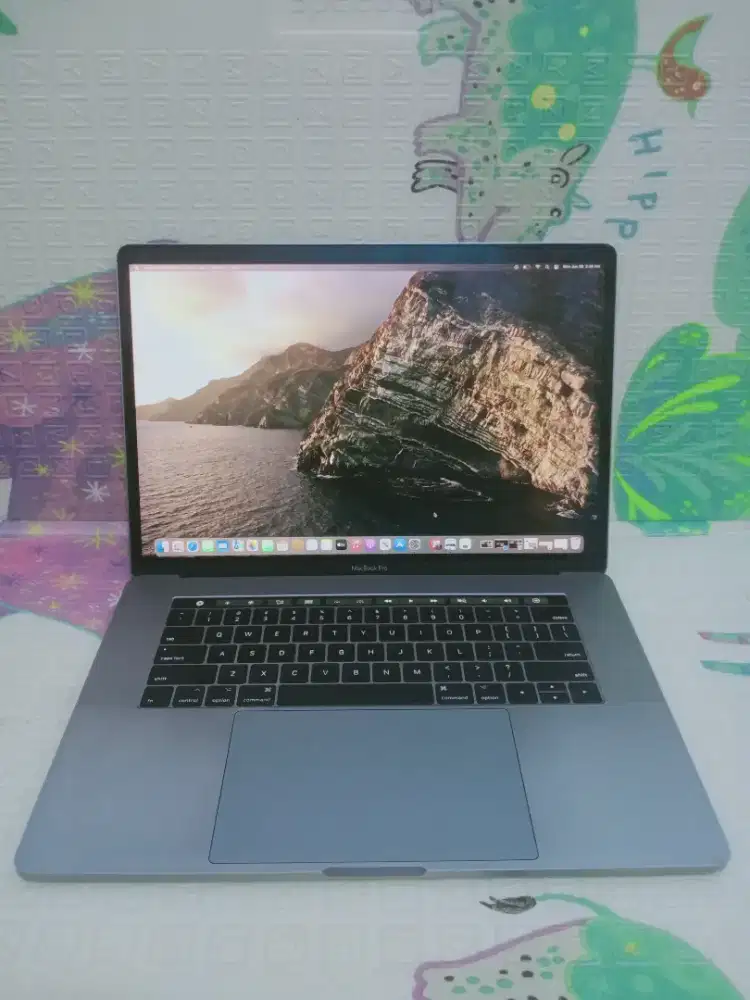 MacBook Pro 15in 2017 TouchBar Core i7
Dobel VGA 
Ram 16 GB
SSD 512 GB