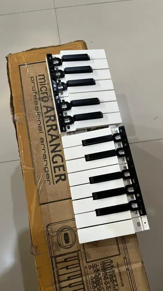 Tut hitam putih Korg Micro Arranger