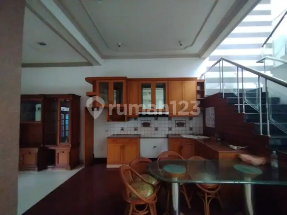 Disewakan Rumah Bagus 2 Lantai di Pusat Kota Cirebon