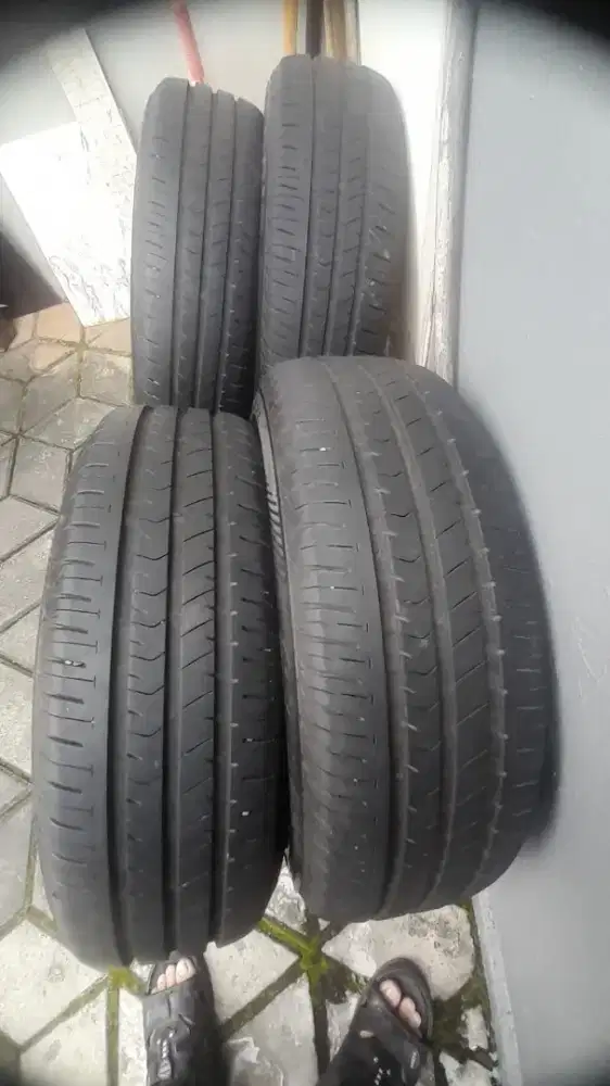 Ban bridgestone ukuran 205/65/15 kondisi 80 persen