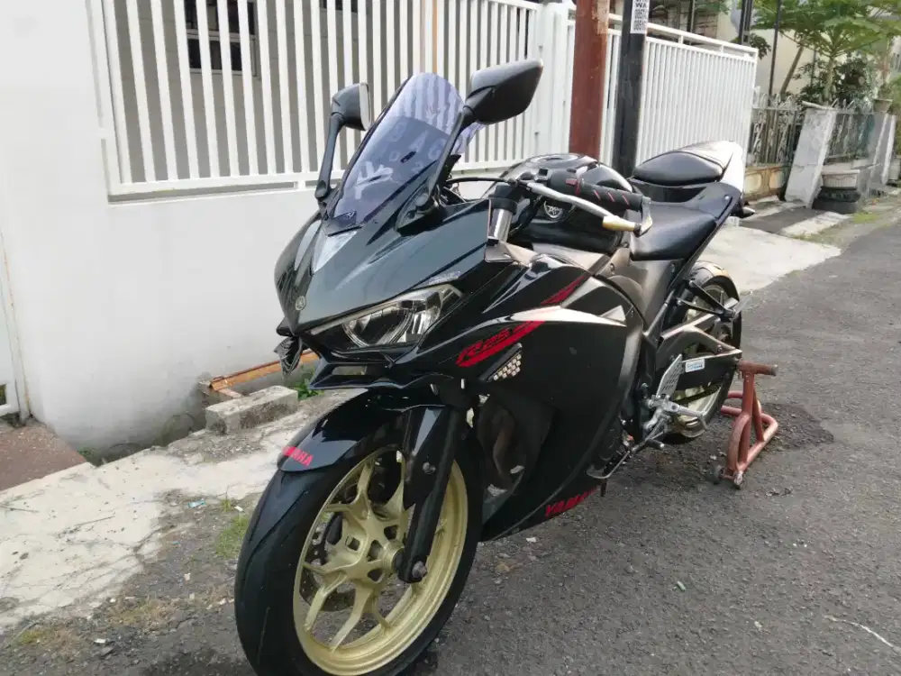 R25 hitam 250cc