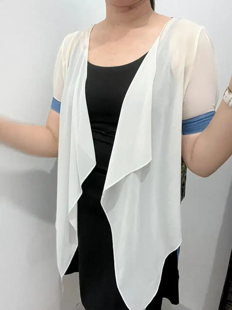 Outer Putih Biru Motif
