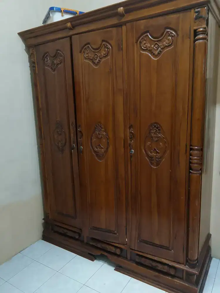 Lemari pakaian asli jati